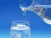 弊社製品の「大峯山の天然水」は硬度30の軟水、pH7.7の弱アルカリ性で軟水に慣れた日本人の味覚に最適な硬度となっております。